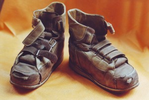 Orthopädische maßgefertigte Schuhe nach ca. drei Monaten Benutzung (durch 8-Jährigen)